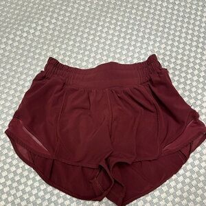 lululemon hotty hot 2.5” shorts